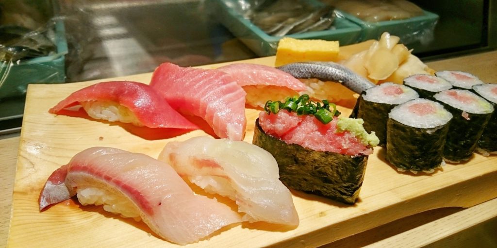 Ett sushi-lunchset i Tokyo