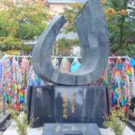 Färgglada tranor på snöre vid ett monument i Nagasaki