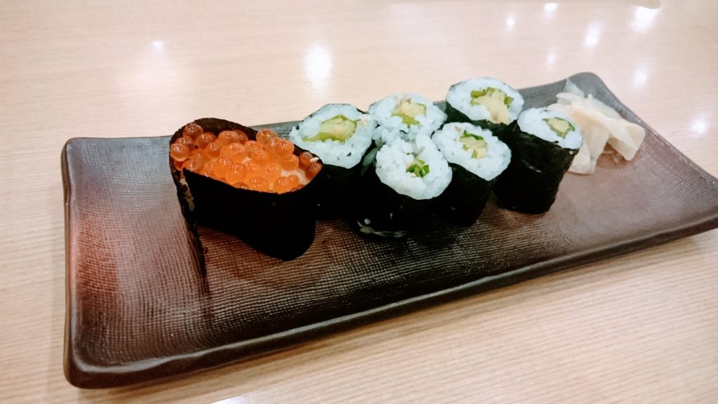 Ikura-gunkan med kappa-maki och ingefära