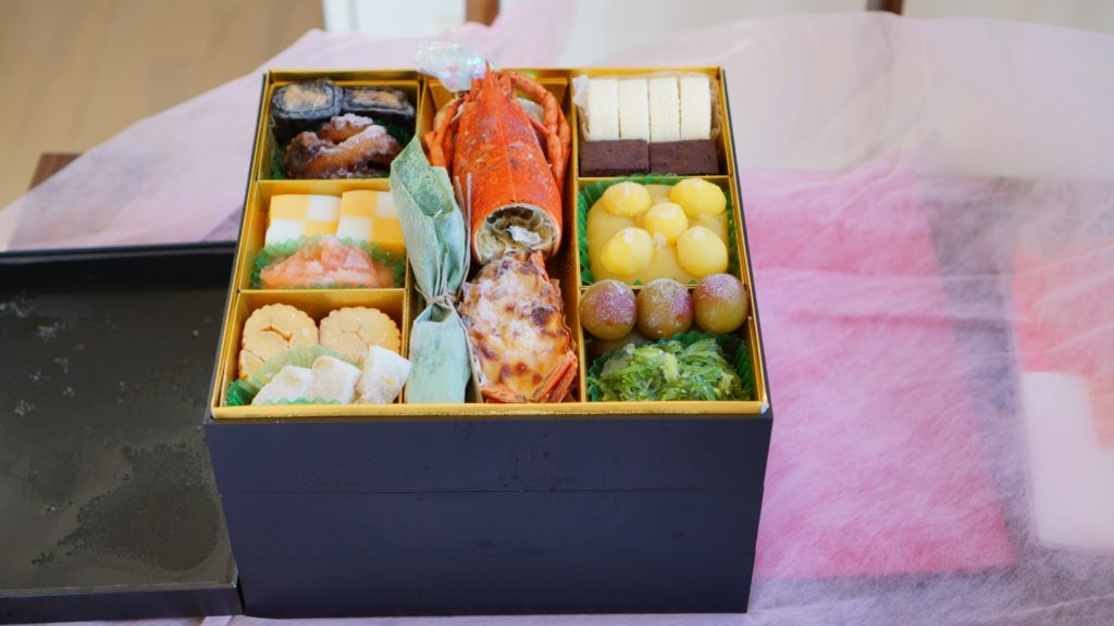 Översta lagret av en osechi bento-låda